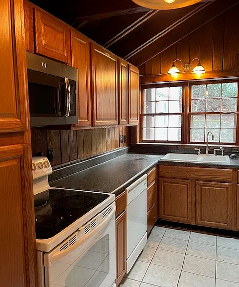 124 Pond Rd — Photo 2