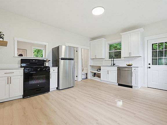 3rd image of 6 Walker Ct