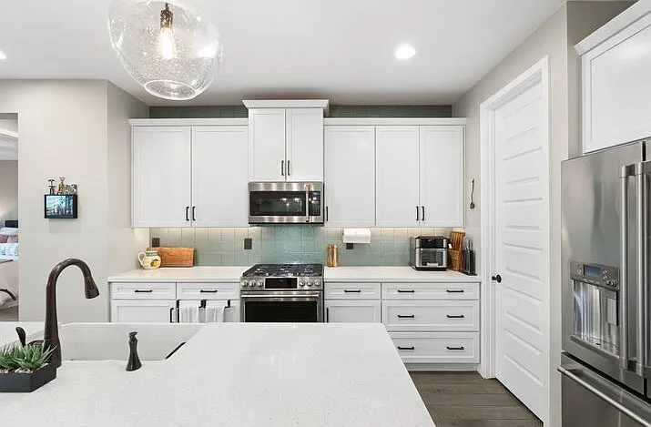 A kitchen made for family breakfasts and late-night snacks