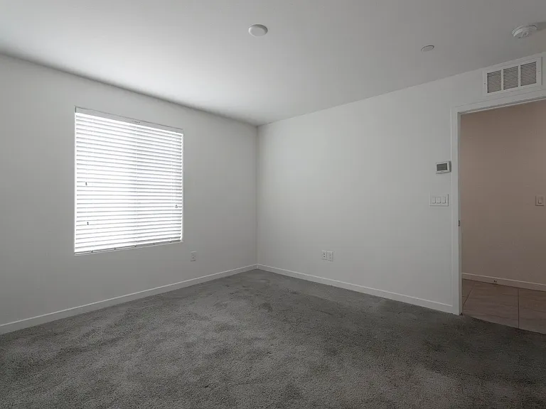 902 Bronzite St — Photo 3