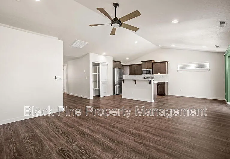 644 Stanley Lake St — Photo 15
