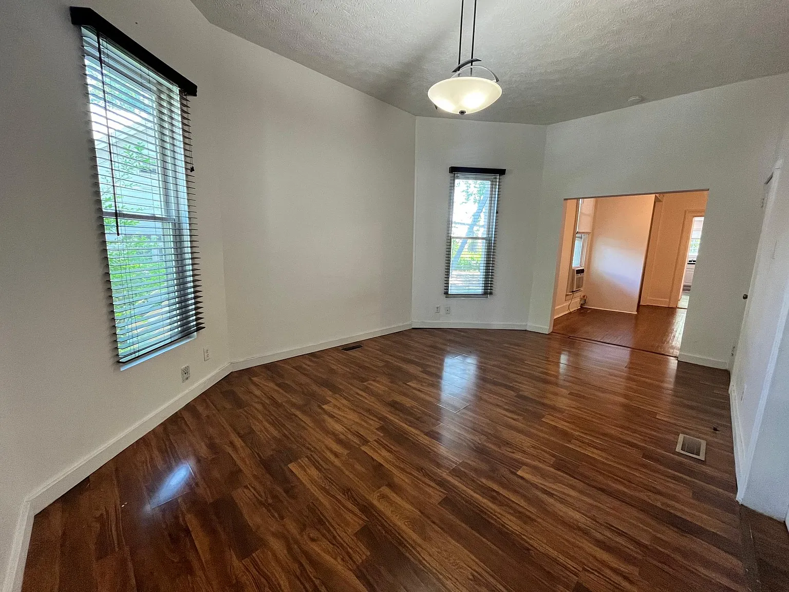 1 bed, 900 sqft, $1,050 — Photo 2