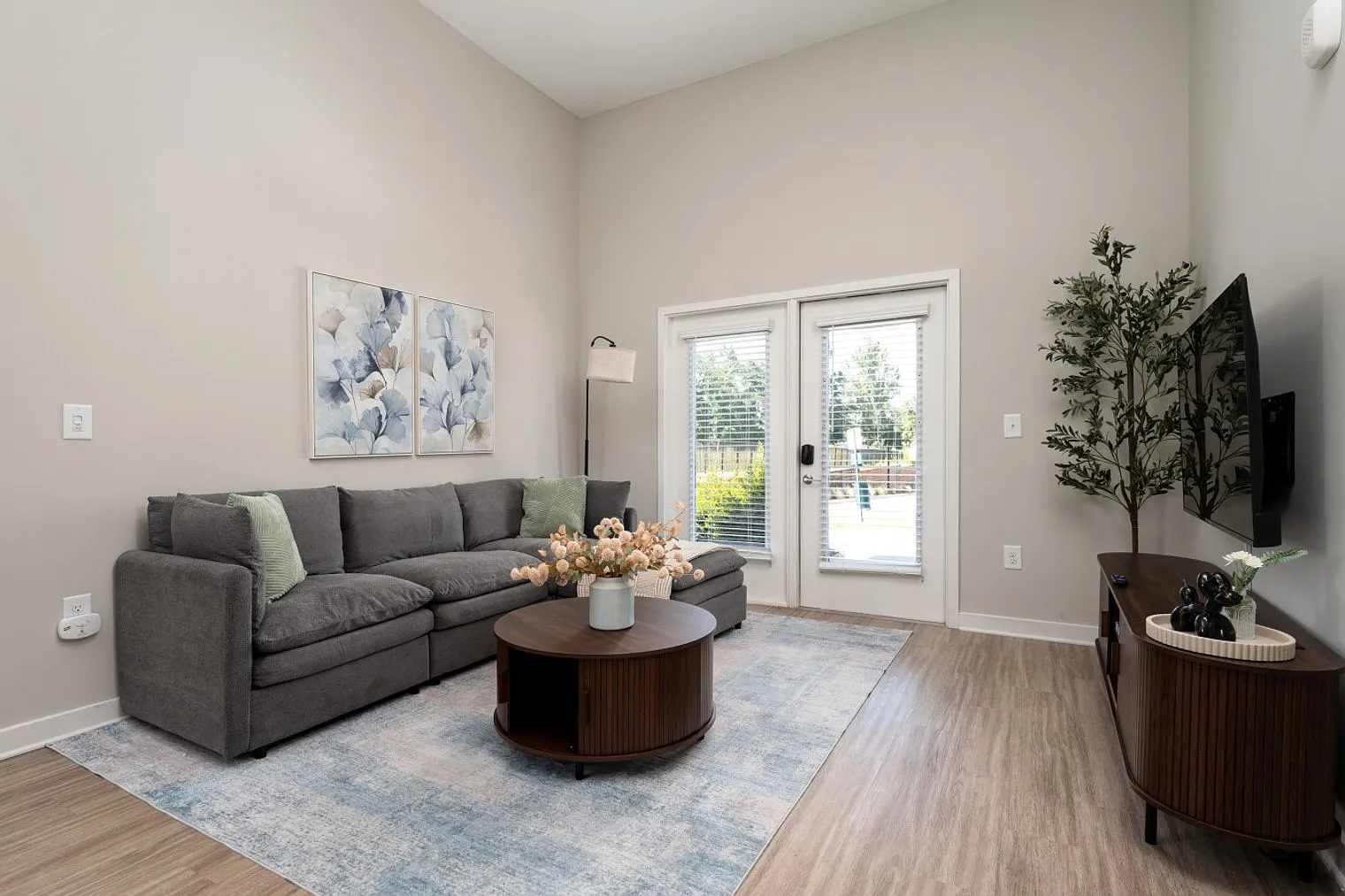 2 bed, 2.0 bath, 11786 sqft, $8,102 — Photo 1