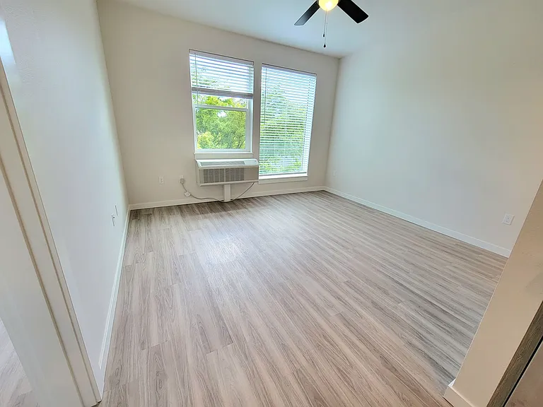 Vibrant Studio Apartment - Belmont St — Photo 16