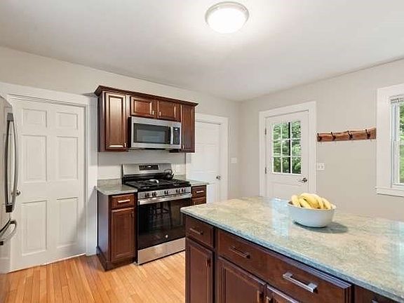 5th image of 30 E Greenwood St