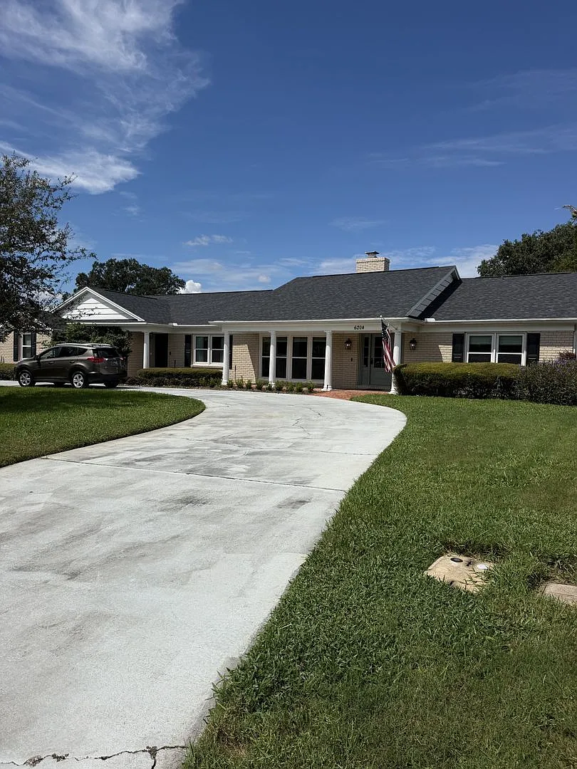 Bay Hill Executive Home on Golf Course — Photo 1