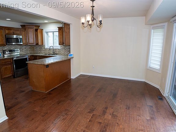 5th image of 50576 Commons Dr
