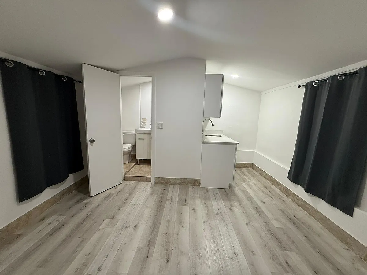 Building Photo - 1150 W 28th St #EFFICIENCY