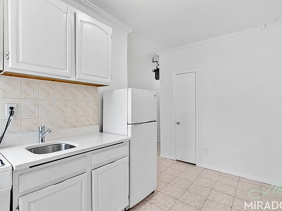 4th image of 403 E 8th St APT 2