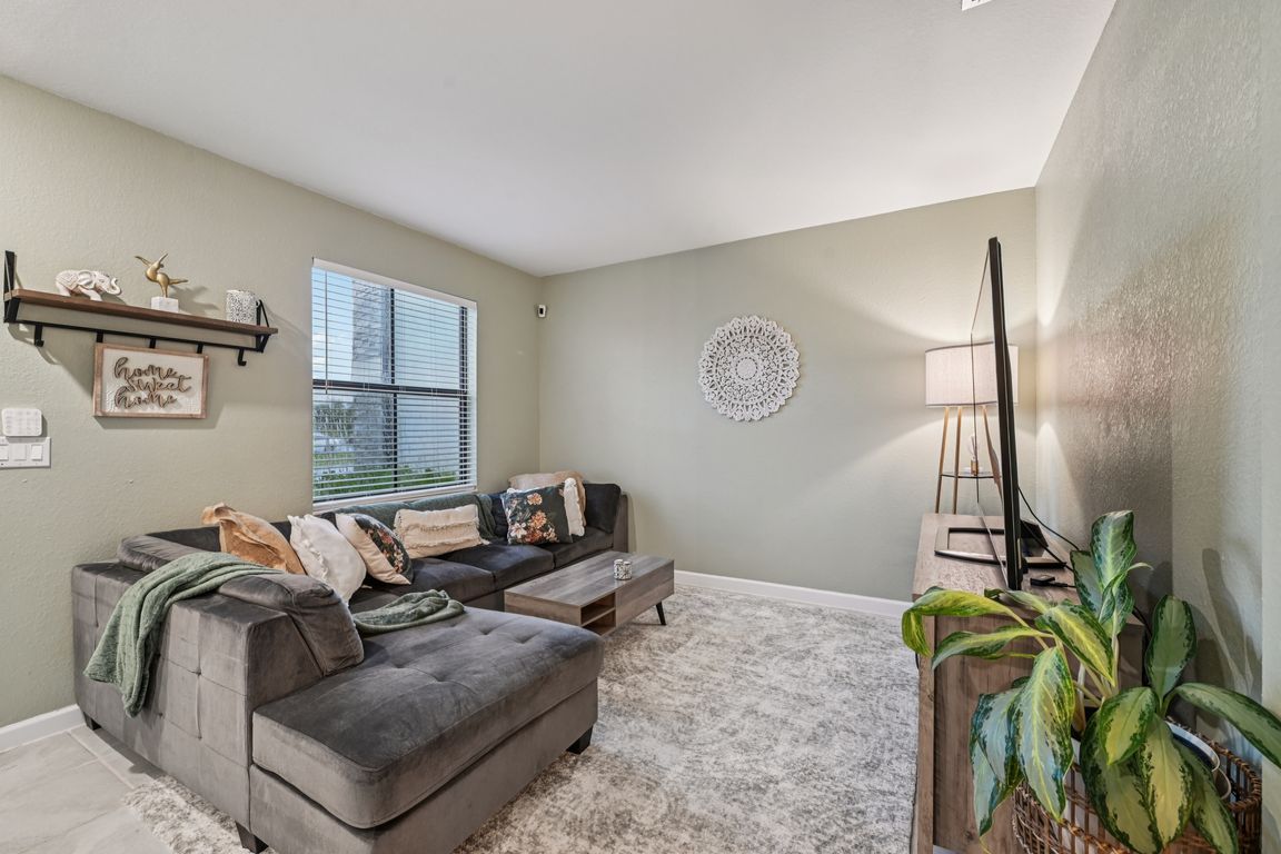 SW 99th Ct-0406-001.jpg