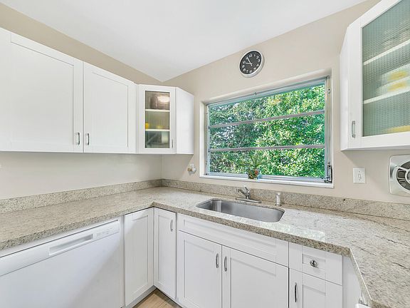 5th image of 520 NE 7th Avenue #2d