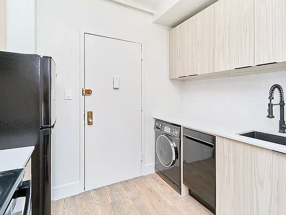 4th image of 208 E 6th St #8