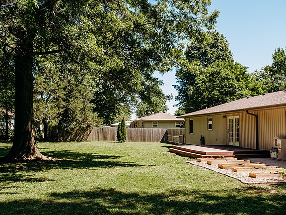 5th image of 849 W Crestwood Dr