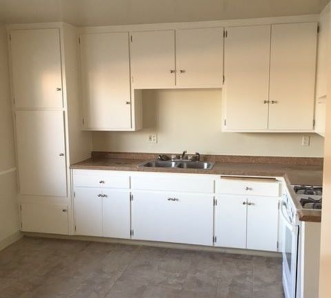 3rd image of 4050 W 135th St APT B