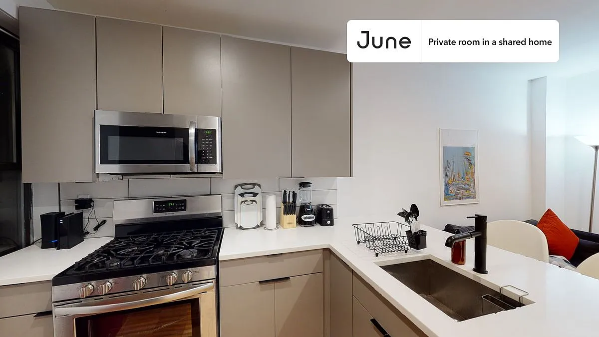 Queen bedroom in 4 bed/2 bath home in Ridgewood #461 D — Photo 4