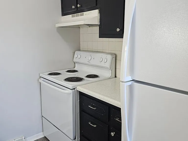 Fairmont Apartments — Photo 10