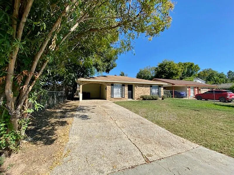 3 bed, 1.0 bath, 1019 sqft, $1,050 — Photo 2