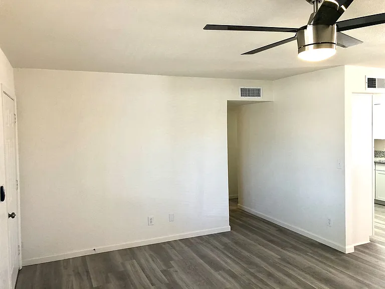 2715 Lillie Ave — Photo 4
