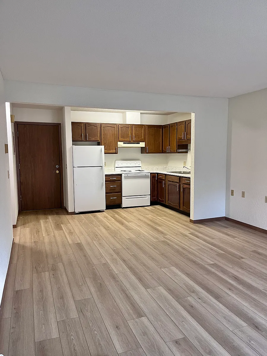 Building Photo - W528 Park Dr #11
