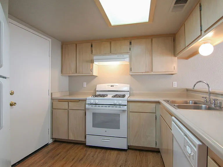 1172 Burton Dr — Photo 5