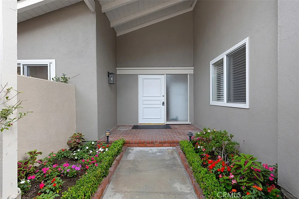 3 bed, 1642 sqft, $7,350 — Photo 3