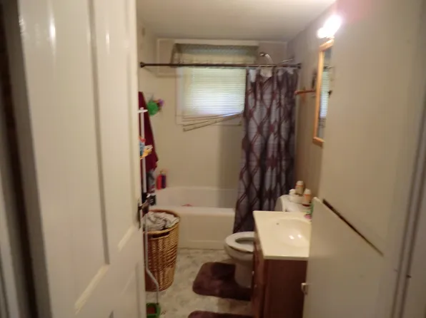 52 Broad St, Glouster, OH 45732