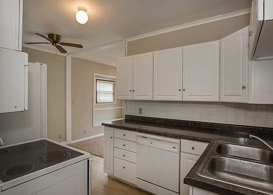 3rd image of 2555 Cody St