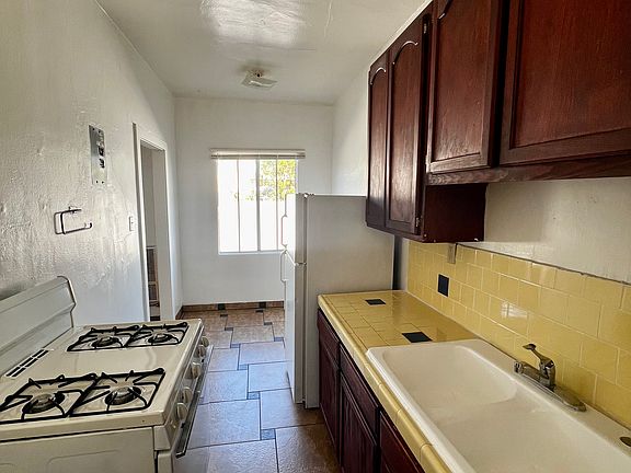 3rd image of 1747 Winona Blvd #303