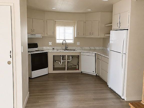 4th image of 1372 Queens Ct