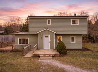 11388 Sunset Blvd, Pinckney, MI 48169