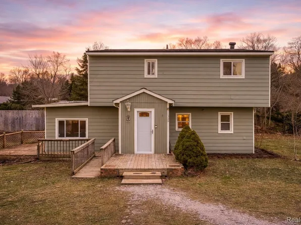 11388 Sunset Blvd, Pinckney, MI 48169