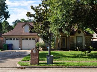 624 Manor Dr, Angleton, TX 77515