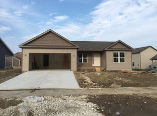 518 Red Bud Dr, Mahomet, IL 61853