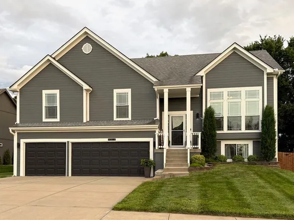 207 Carriage Ct, Smithville, MO 64089