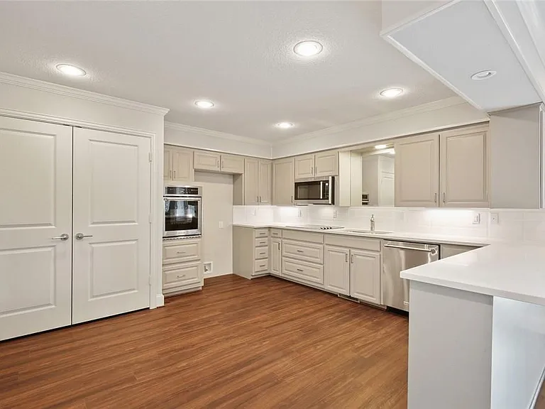 9015 Villa Park Cir — Photo 10
