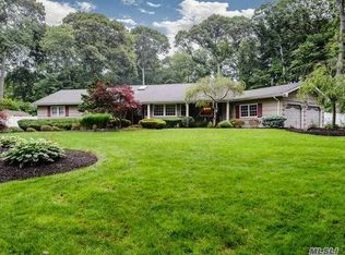 6 Spinning Wheel Ln, Dix Hills, NY 11746