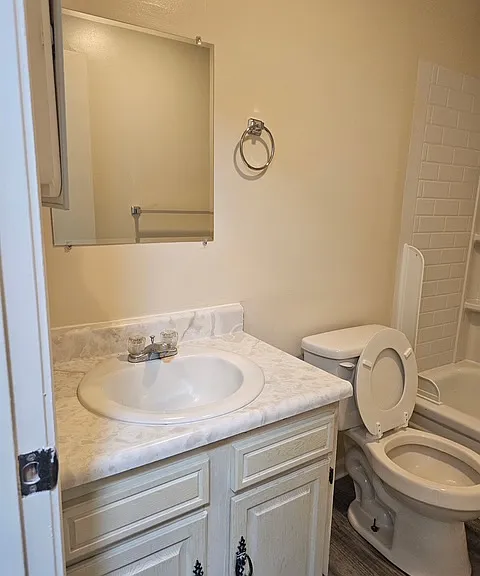 1023 W Elm Ter #B — Photo 5
