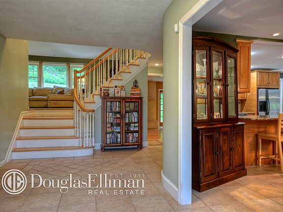 4th image of 8 Meadowlark Dr