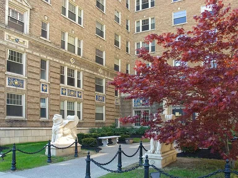 Mayflower Apartments — Photo 31
