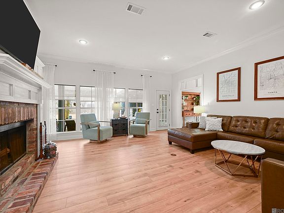 4th image of 2933 Sarpy Ave