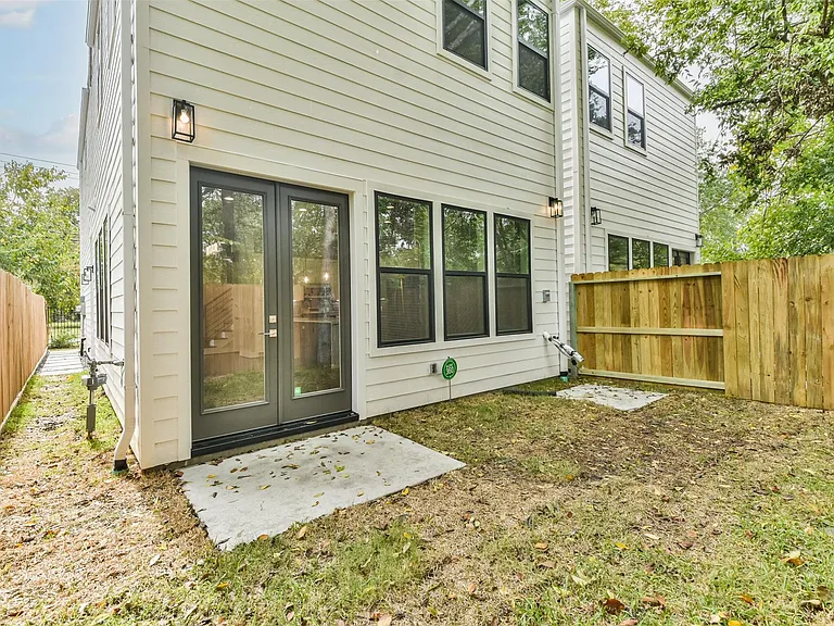 810 Mansfield St — Photo 9