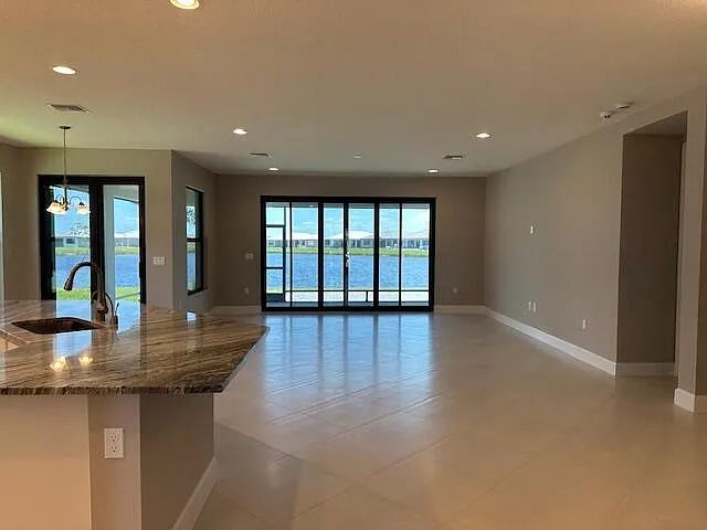 3 bed, 3.0 bath, 2358 sqft, $4,000 — Photo 4