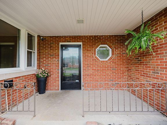 5th image of 284 Scott Dr
