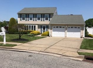 14 Daphne Ct, Edison, NJ 08820