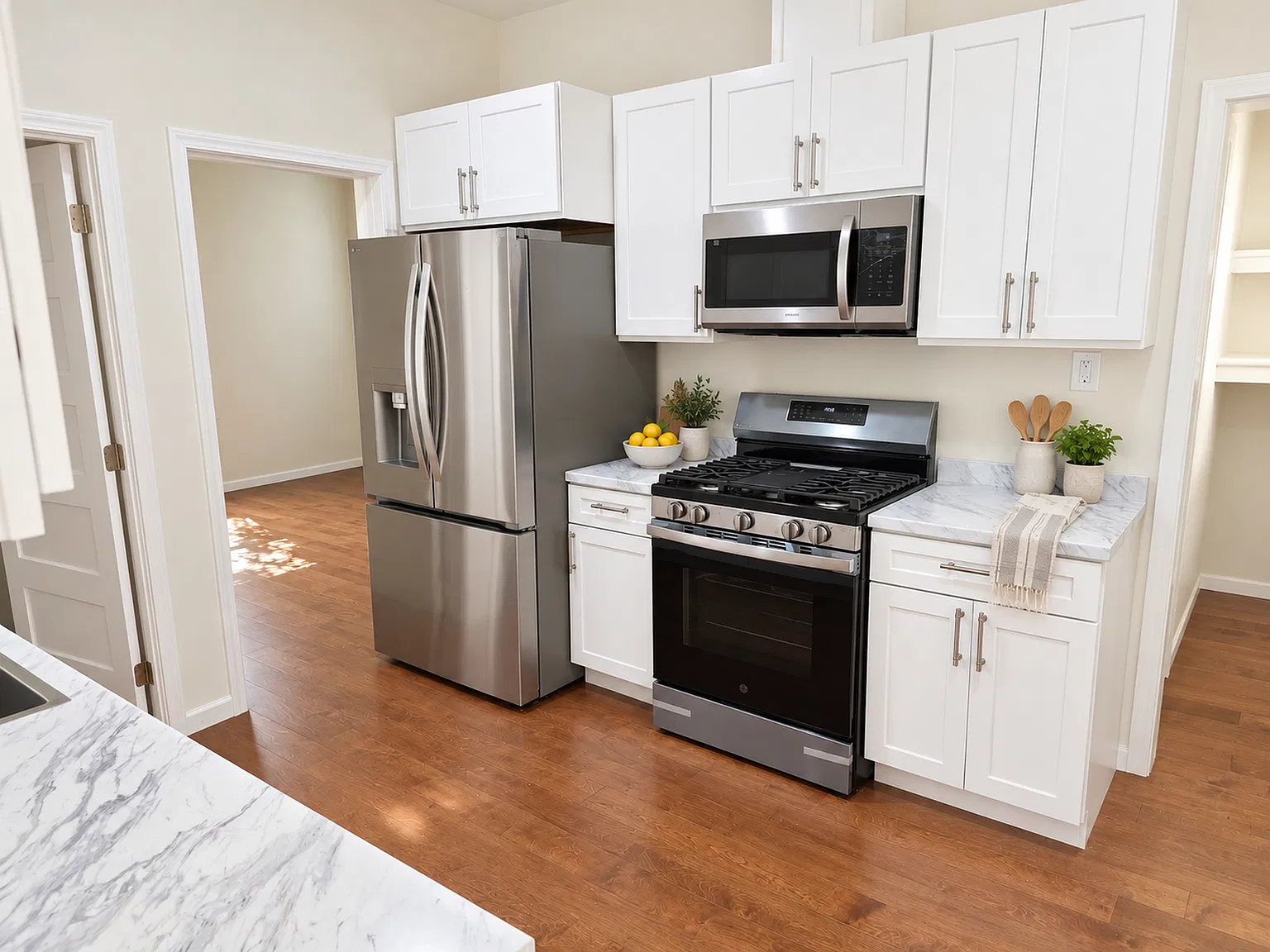 3 bed, 980 sqft, $3,500 — Photo 2