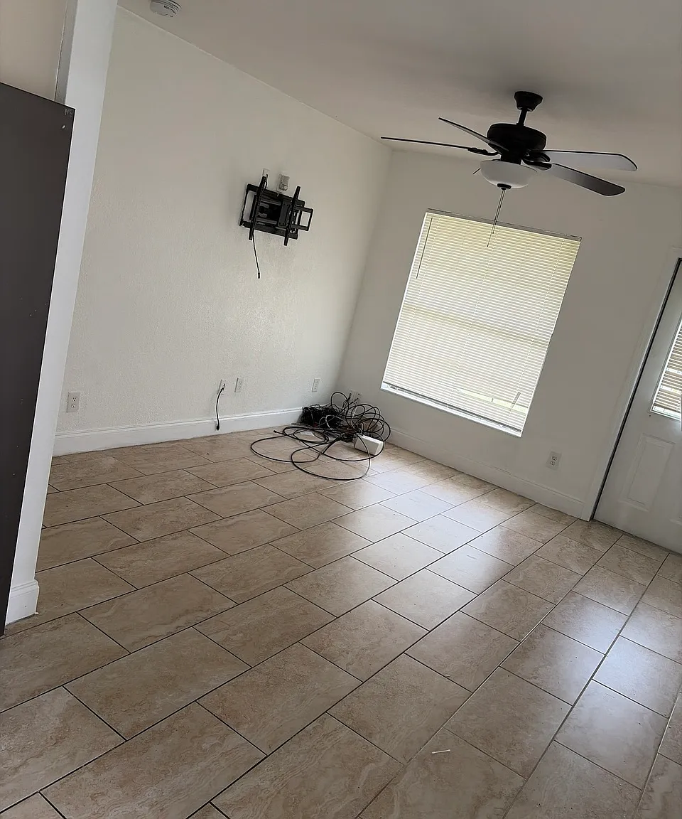3 bed, 816 sqft, $1,800 — Photo 1