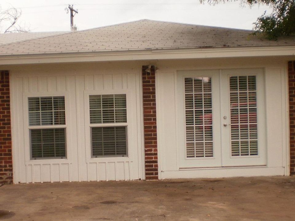 2nd image of 406 Hickory St