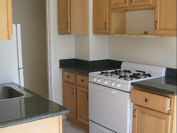 2nd image of 1010 Fell St APT 9