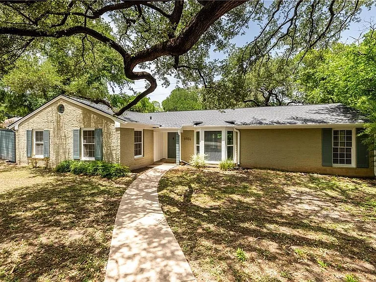 1704 Emilie Ln — Photo 18
