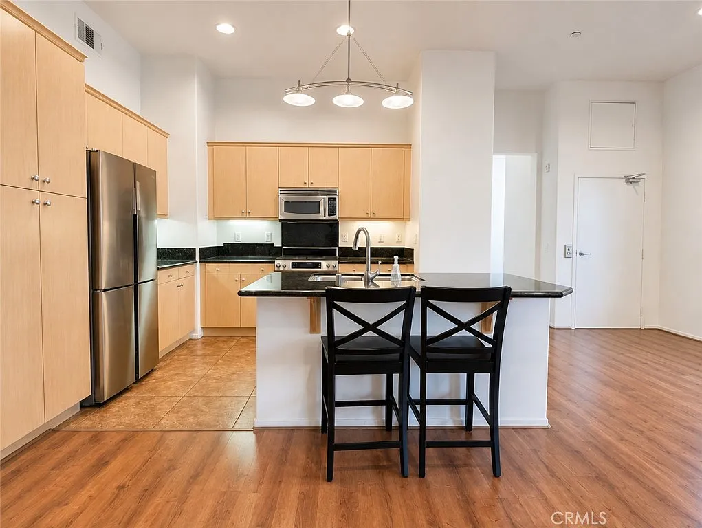1 bed, 1688 sqft, $3,200 — Photo 4